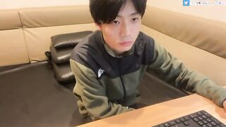 A Perverted College Student Who Was Horny In A Completely Private Room Internet Cafe Became Comfortable And Squirted