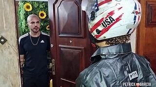 The motoboy went soft and the customer sucked and sat down (Henrique Donatto)